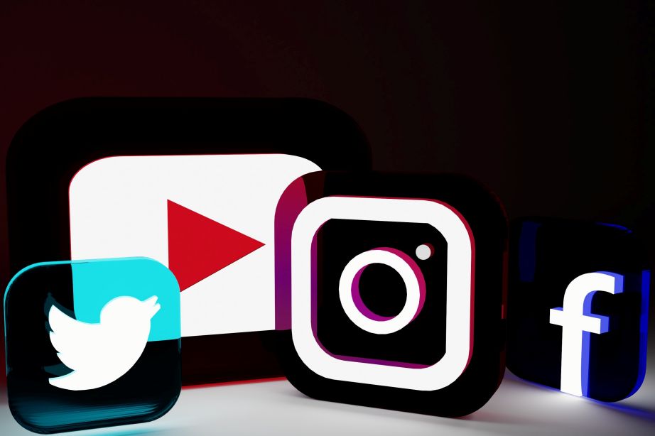 Menguasai Algoritma Sosial Media 2026: Rahasia Viral di Instagram, TikTok, YouTube, dan Facebook